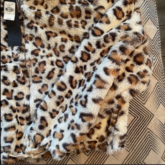 ❄️ VS Pink Leopard Print Sweater - Picture 5 of 11